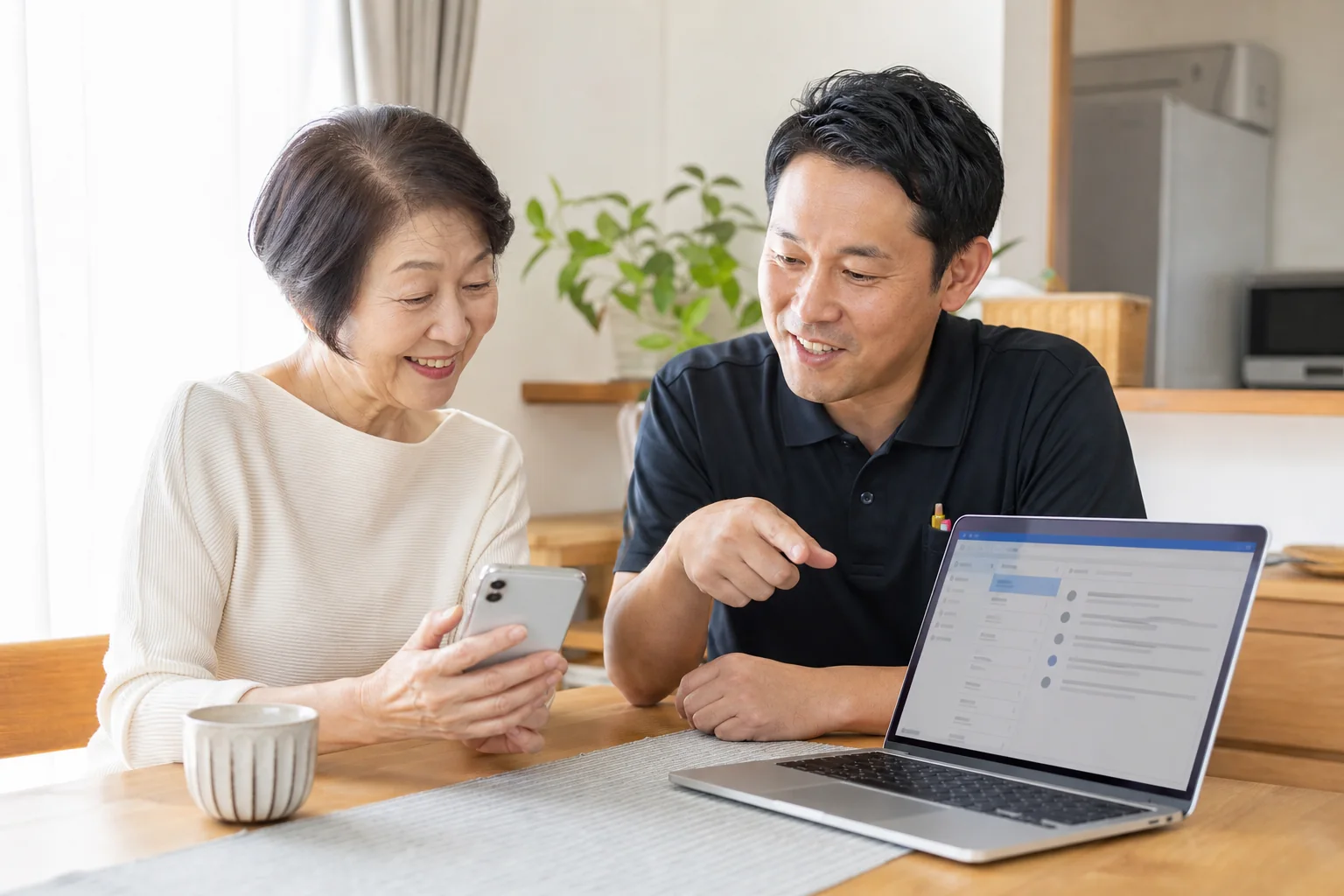 パソコンとスマートフォンのメール設定を一緒に確認するイメージ