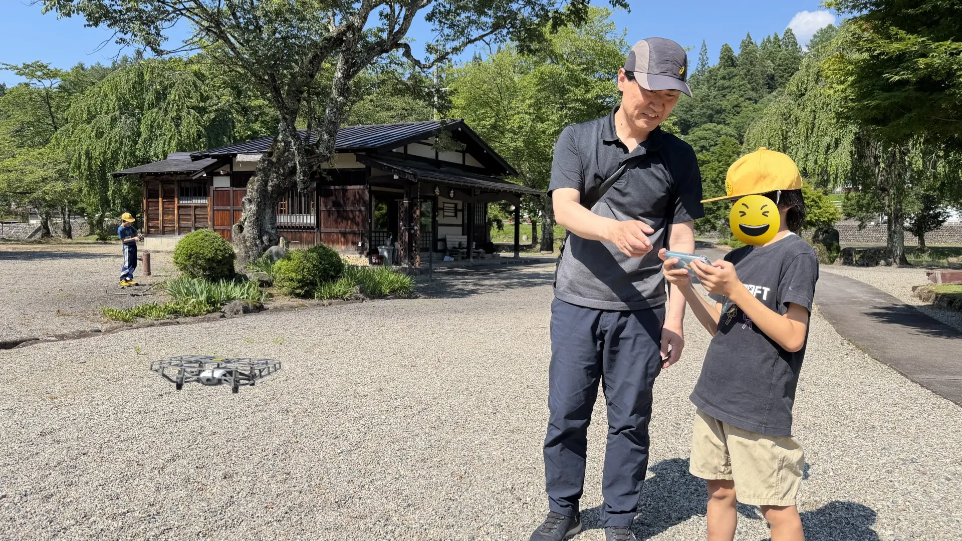 荘川さくら学園のドローンクラブで小学生にドローンを教える大澤 壮登